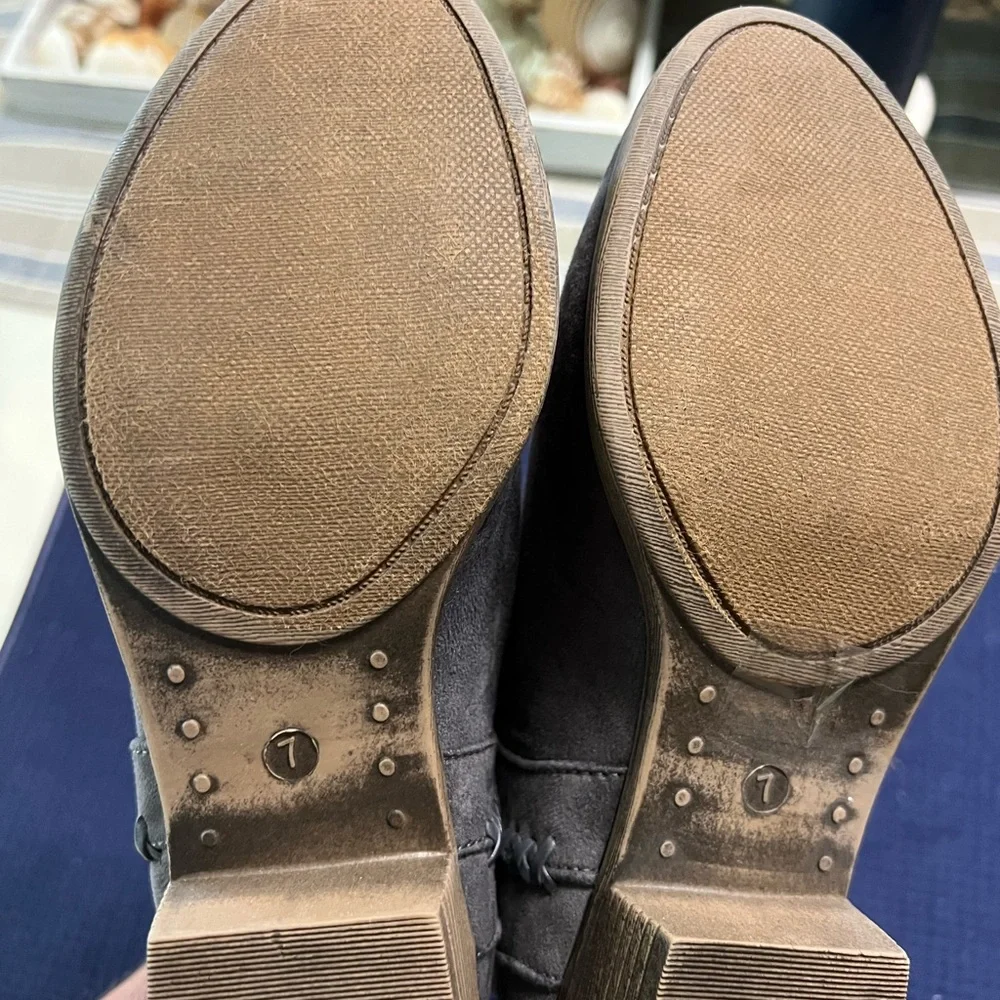 Elegant Suede Ankle Booties in Gray